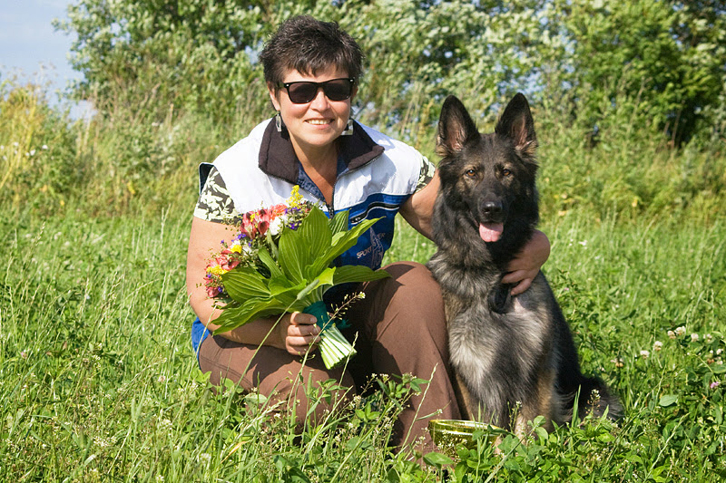EST IPO CH Estrellest Hurmuri Käbi (Xento von Castra Regina x Coffi Vikar) s.2009, om. Merike Kungla